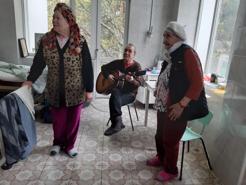 Ucraïna: un grup d'ancians evacuats de Kíiv trobar una llar a Lviv amb la Comunitat